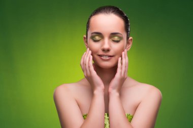 Güzellik kavramı yeşil zemin üzerine genç kadın