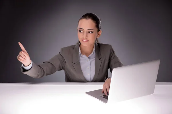 Jeune femme d'affaires travaillant avec ordinateur portable dans le concept d'entreprise — Photo