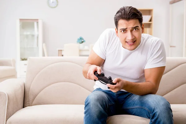 Man verslaafd aan computerspelletjes — Stockfoto