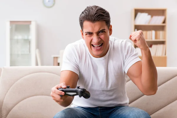 Homem viciado em jogos de computador — Fotografia de Stock