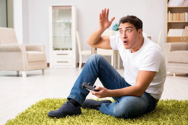 Man verslaafd aan computerspelletjes — Stockfoto