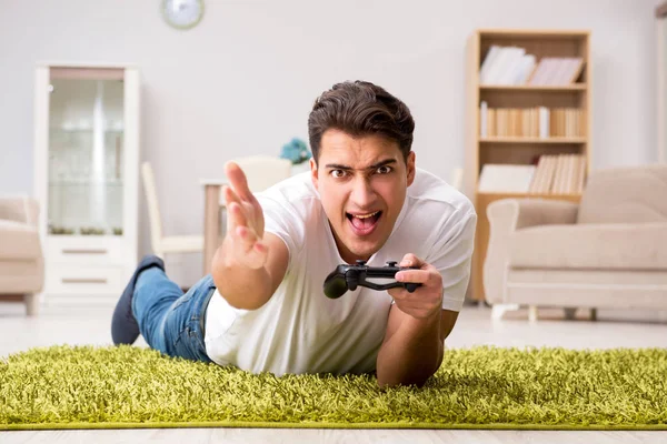 Homem viciado em jogos de computador — Fotografia de Stock