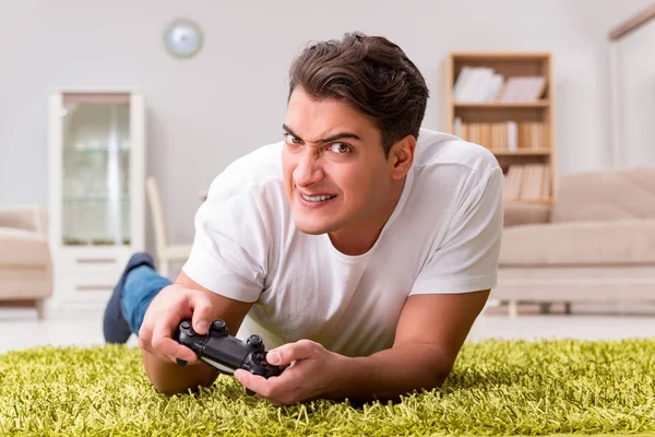 Man verslaafd aan computerspelletjes — Stockfoto