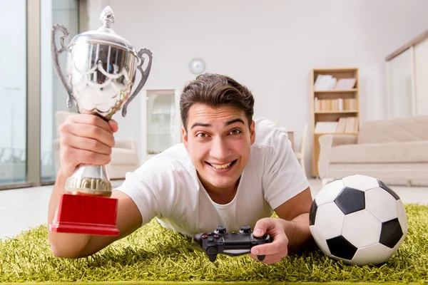 Homem viciado em jogos de computador — Fotografia de Stock