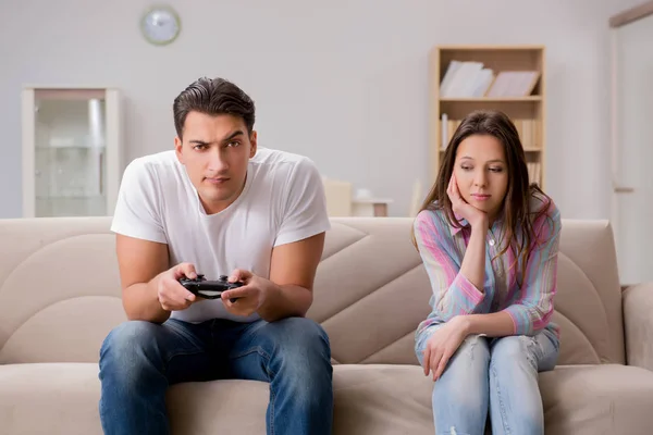 Молода сім'я страждає від комп'ютерних ігор залежності — стокове фото