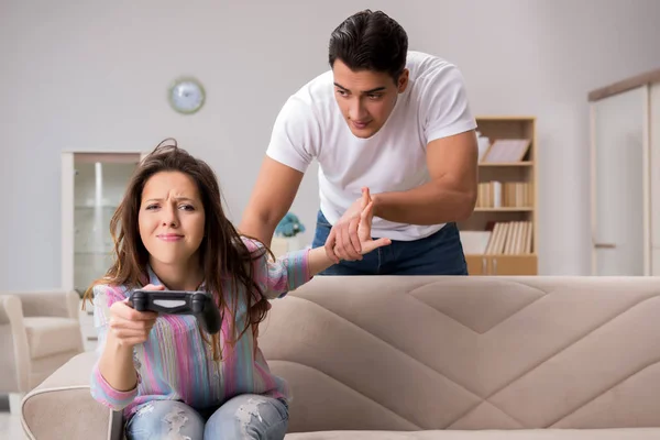 Ung familj som lider av datorspelberoende — Stockfoto