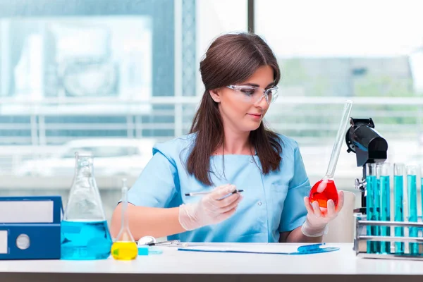 Jonge vrouwelijke arts werkzaam in het lab — Stockfoto