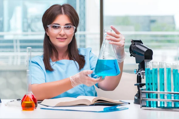 Doctora joven trabajando en el laboratorio —  Fotos de Stock