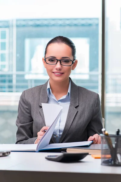 Jeune femme d'affaires travaillant dans le bureau — Photo