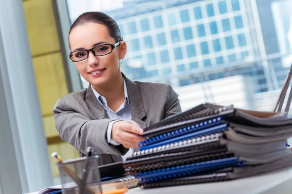 Jeune femme d'affaires travaillant dans le bureau — Photo