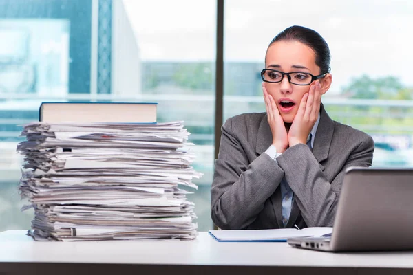 Junge Geschäftsfrau arbeitet im Büro — Stockfoto