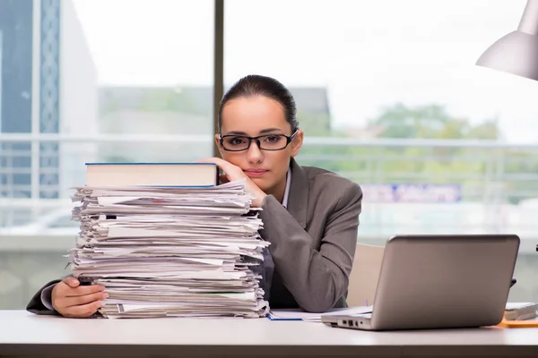 Junge Geschäftsfrau arbeitet im Büro — Stockfoto