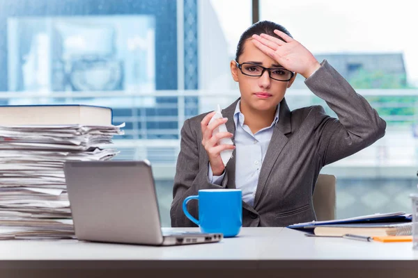 Jovem empresária que trabalha no escritório — Fotografia de Stock