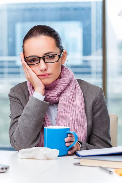 Ofiste hasta genç bir iş kadını var.