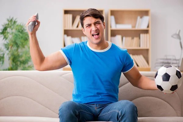 Homem assistindo futebol em casa — Fotografia de Stock