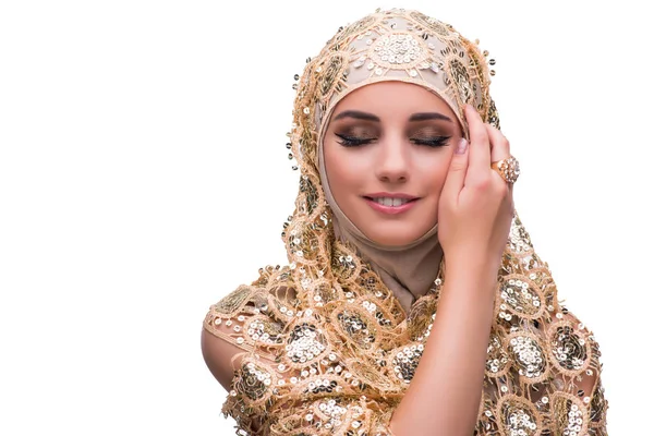 Femme musulmane en couverture d'or isolé sur blanc — Photo