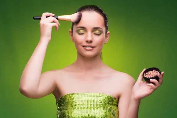 Jonge vrouw in schoonheid concept op groene achtergrond — Stockfoto