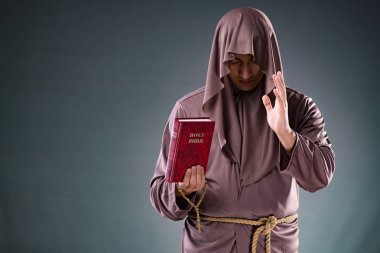 Monk gri arka plan üzerinde dini kavram
