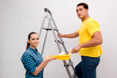 Karı ve koca ailesi evlerinde tadilat yapıyor.