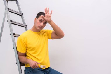 Ev iyileştirmeler yapan genç erkek