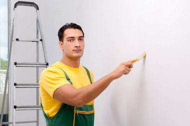 İnşaat işçisi şantiyede çalışıyor.