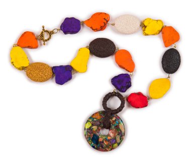 Beyaz arka plan üzerinde izole zarif kolye