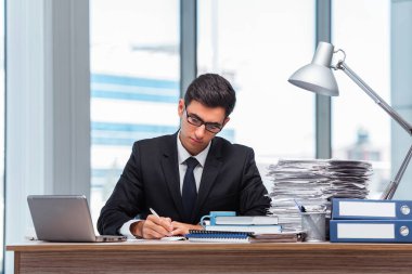 Ofiste çalışan genç bir işadamı.