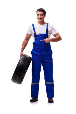 Yakışıklı lastik tamircisi beyazda izole edilmiş.