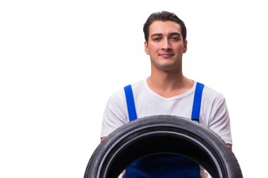 Yakışıklı lastik tamircisi beyazda izole edilmiş.