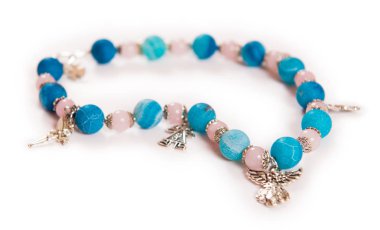 Beyaz arka plan üzerinde izole zarif bilezik