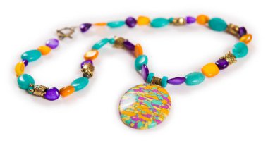 Beyaz arka plan üzerinde izole zarif kolye