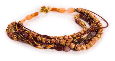 Beyaz arka plan üzerinde izole zarif kolye