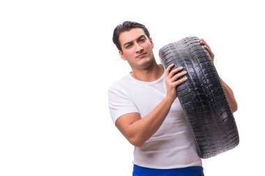 Yakışıklı lastik tamircisi beyazda izole edilmiş.