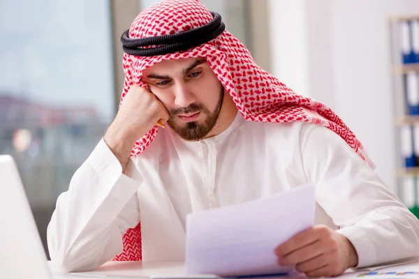 Uomo d'affari arabo che lavora sul computer portatile — Foto Stock