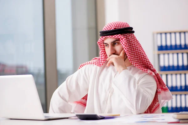 Hombre de negocios árabe que trabaja en el ordenador portátil —  Fotos de Stock