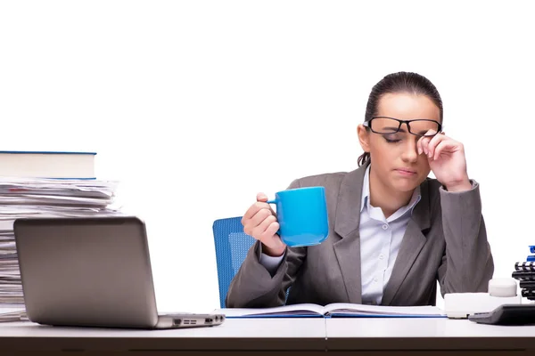 Молода бізнес-леді в офісі ізольована на білому — стокове фото