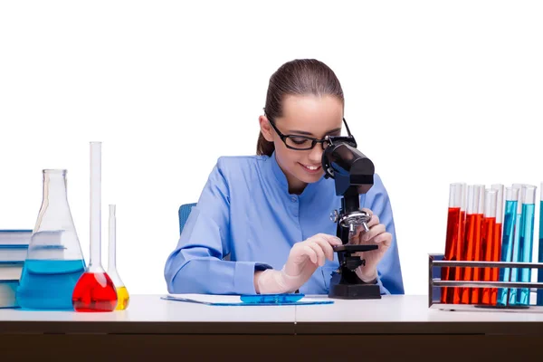 Chimiste de laboratoire travaillant au microscope et aux tubes — Photo