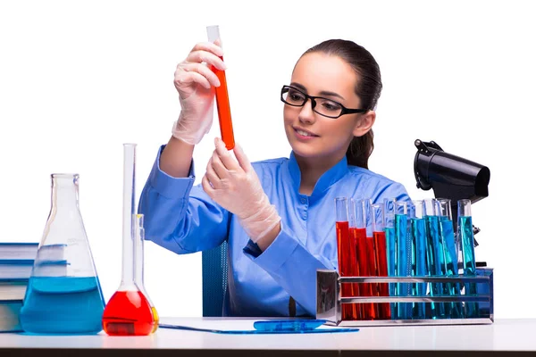 Doctora joven en laboratorio aislada en blanco — Foto de Stock