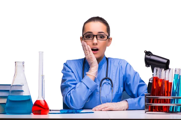 Giovane medico donna in laboratorio isolato su bianco — Foto Stock