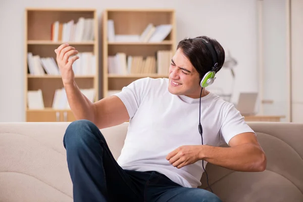 Hombre guapo escuchando la música —  Fotos de Stock