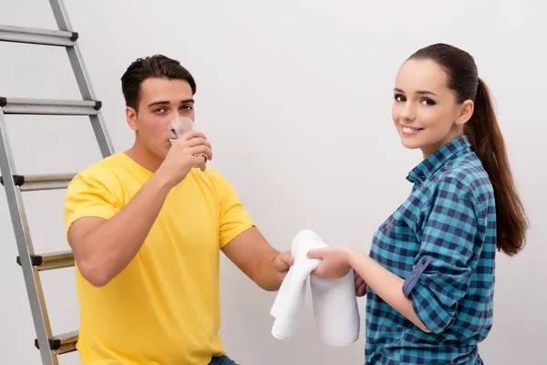 Жена и муж семьи делают домашние улучшения — стоковое фото