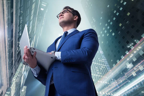 İşadamı iş kavramı binalarda karşı