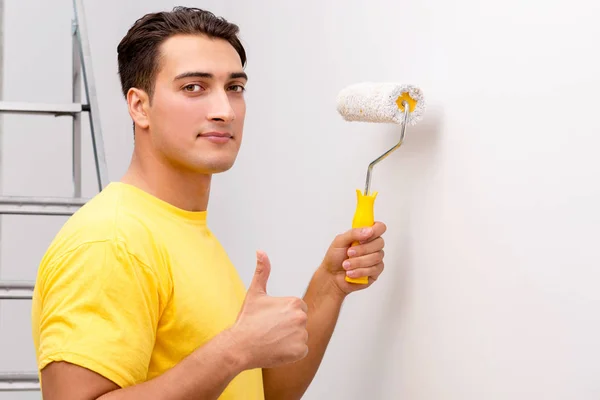 Giovane uomo che fa miglioramenti a casa — Foto Stock