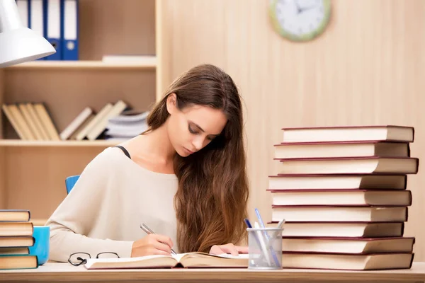 Giovane studente che si prepara per gli esami universitari — Foto Stock