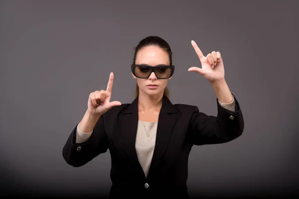 Mujer joven mujer de negocios presionando botones virtuales — Foto de Stock