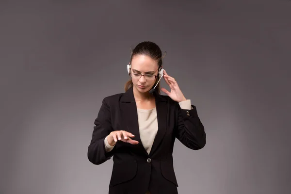 Mujer joven mujer de negocios presionando botones virtuales — Foto de Stock