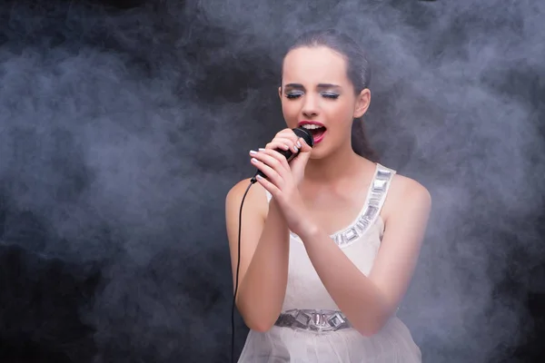 Ung flicka sjunger i karaoke club — Stockfoto