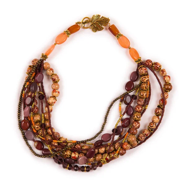 Beyaz arka plan üzerinde izole zarif kolye