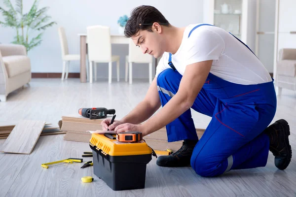 Può posa pavimenti in laminato a casa — Foto Stock