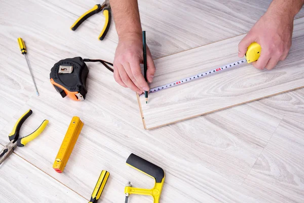 Mai pose stratifié plancher à la maison — Photo